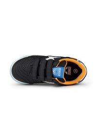 Zapatilla de tela negra con tres correas de velcro, interior naranja, branding azul, acentos blancos y una puntera texturizada.