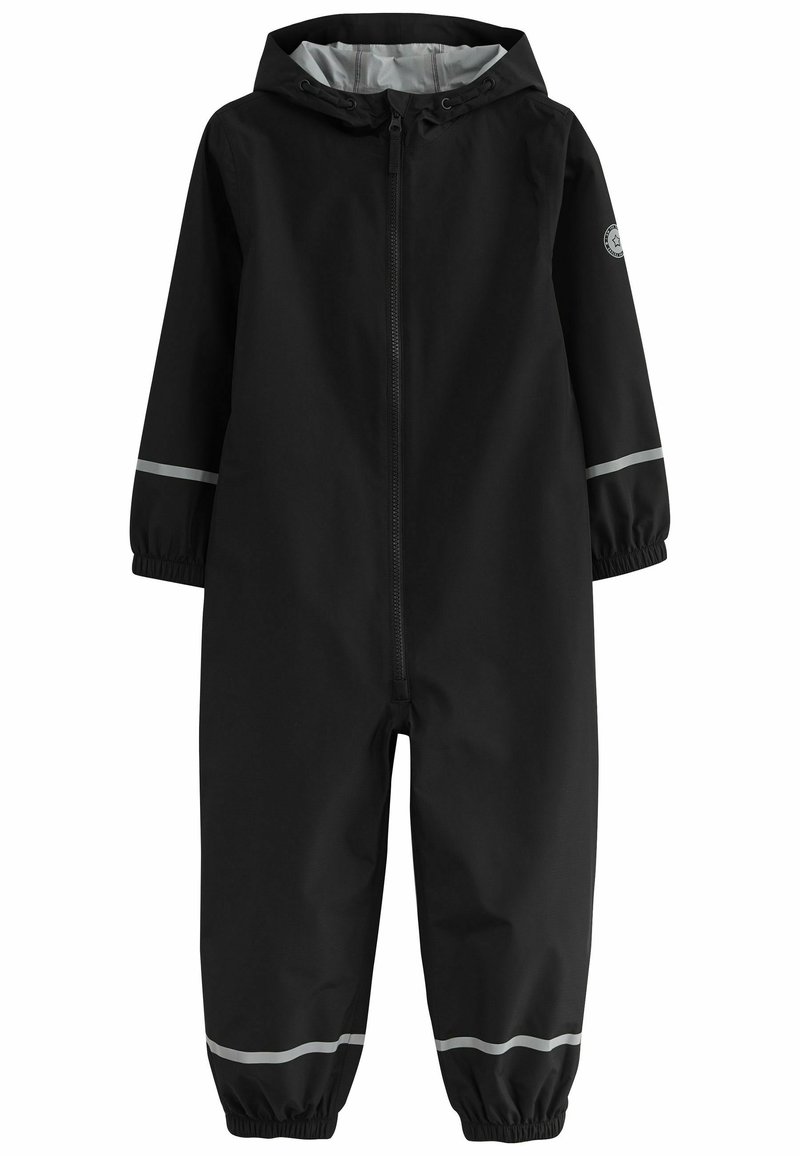 Mono impermeable negro con capucha, que cuenta con un cierre frontal y puños elásticos. Acabados de tira reflectante en las mangas y piernas.