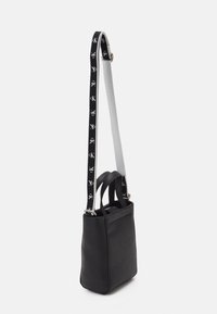 Borsa a tracolla in pelle nera con forma rettangolare, dotata di un paio di manici superiori e una tracolla regolabile con branding bianco e nero.