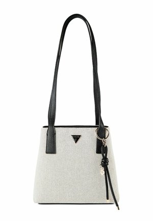 Weiße strukturierte Tragetasche mit schwarzen Griffen, hängender Lederquaste und kleinem, dreieckigem GUESS-Logo in der Mitte vorne.