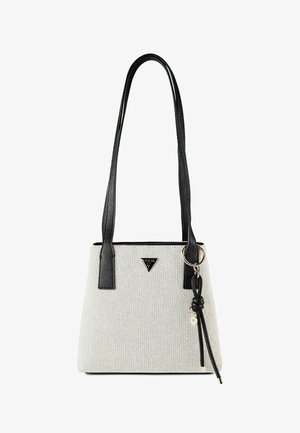 Weiße strukturierte Tragetasche mit schwarzen Griffen, hängender Lederquaste und kleinem, dreieckigem GUESS-Logo in der Mitte vorne.