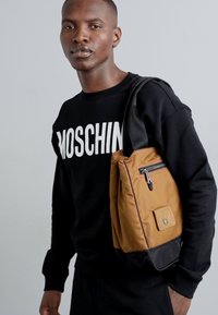 MOSCHINO BORSA TRACOLLA UNISEX - Veľká kabelka - fantasia nero