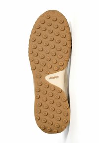 Semelle de chaussure en caoutchouc de couleur gomme et texturée, avec des grips circulaires, une découpe centrale et le logo "HOFF" en couleur claire.