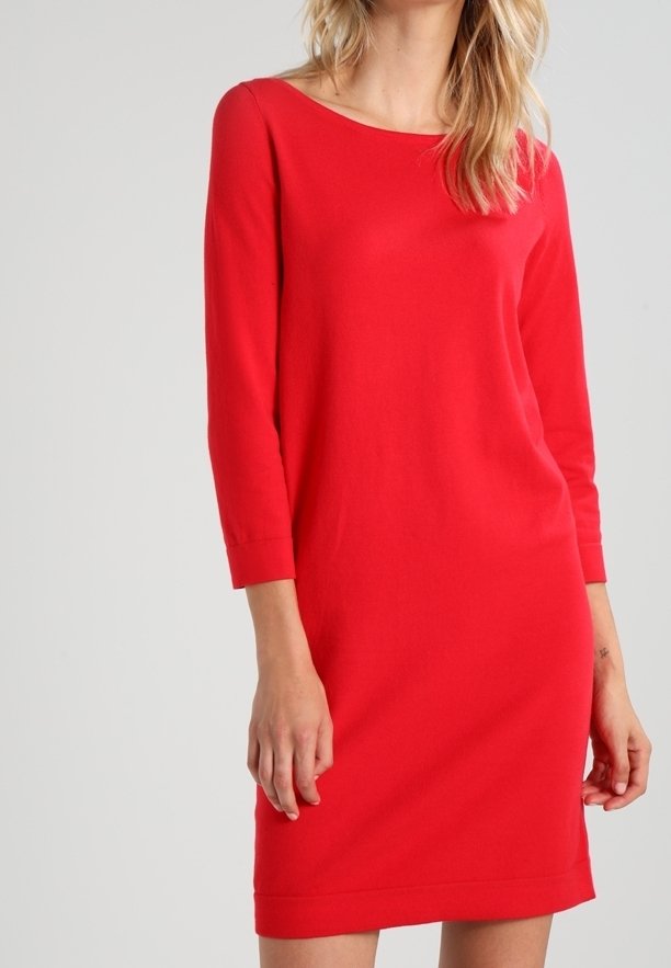 Robe tricotée rouge avec un col bateau, des manches trois-quarts et une silhouette droite, présentant une texture lisse et un design minimal.