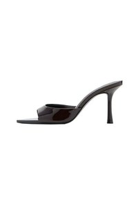 Sandalia de tacón alto de charol negro con diseño de punta abierta, una silueta elegante y un acabado brillante.