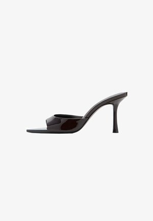 Sandalia de tacón alto de charol negro con diseño de punta abierta, una silueta elegante y un acabado brillante.