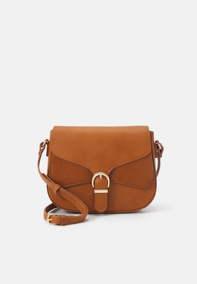 Brązowa torba na ramię z złotą klamrą i regulowanym paskiem na białym tle.