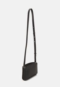 Borsa a tracolla in pelle nera con forma slanciata, tracolla regolabile e design minimalista. Superficie testurizzata con accentuazioni in hardware argento.