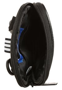 Pochetto con cerniera nera, caratterizzato da un esterno in tessuto liscio, con una fodera interna blu e dettagli a strisce bianche. L'interno dispone di più scomparti.