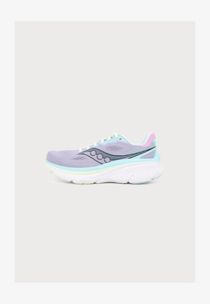 Chaussure de course unique de couleur violet pastel avec des accents bleu clair et rose, logo noir, et semelle blanche épaisse vue de côté sur un fond uni.