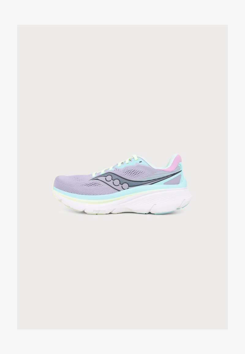 Chaussure de course unique de couleur violet pastel avec des accents bleu clair et rose, logo noir, et semelle blanche épaisse vue de côté sur un fond uni.