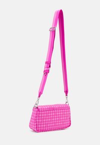 Borsa a spalla rosa con un motivo a pois geometrico, realizzata in tessuto morbido. Presenta una tracolla removibile e dettagli in metallo argentato.