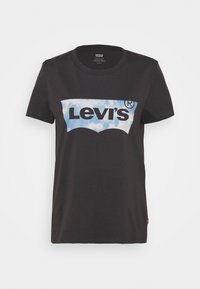 Černé bavlněné tričko s velkým modro-bílým logem Levi's ve tvaru vlny přes hruď. Krátké rukávy a klasický kulatý výstřih.