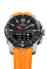 Ansluten titanur med svart urtavla, orange silikonarmband, självlysande timmarkörer och digital visning för tid och väder.