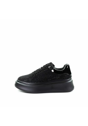 - Sneakersy niskie