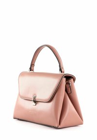 Sac à main en cuir rose au design structuré, équipé de ferrures en argent, d'une poignée supérieure et d'une fermeture à rabat magnétique. Texture lisse avec des accents minimaux.