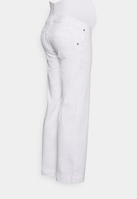 Jeans de maternidade brancos com uma cintura elástica, silhueta de perna reta e bolsos traseiros com rebites metálicos. Textura de tecido suave.