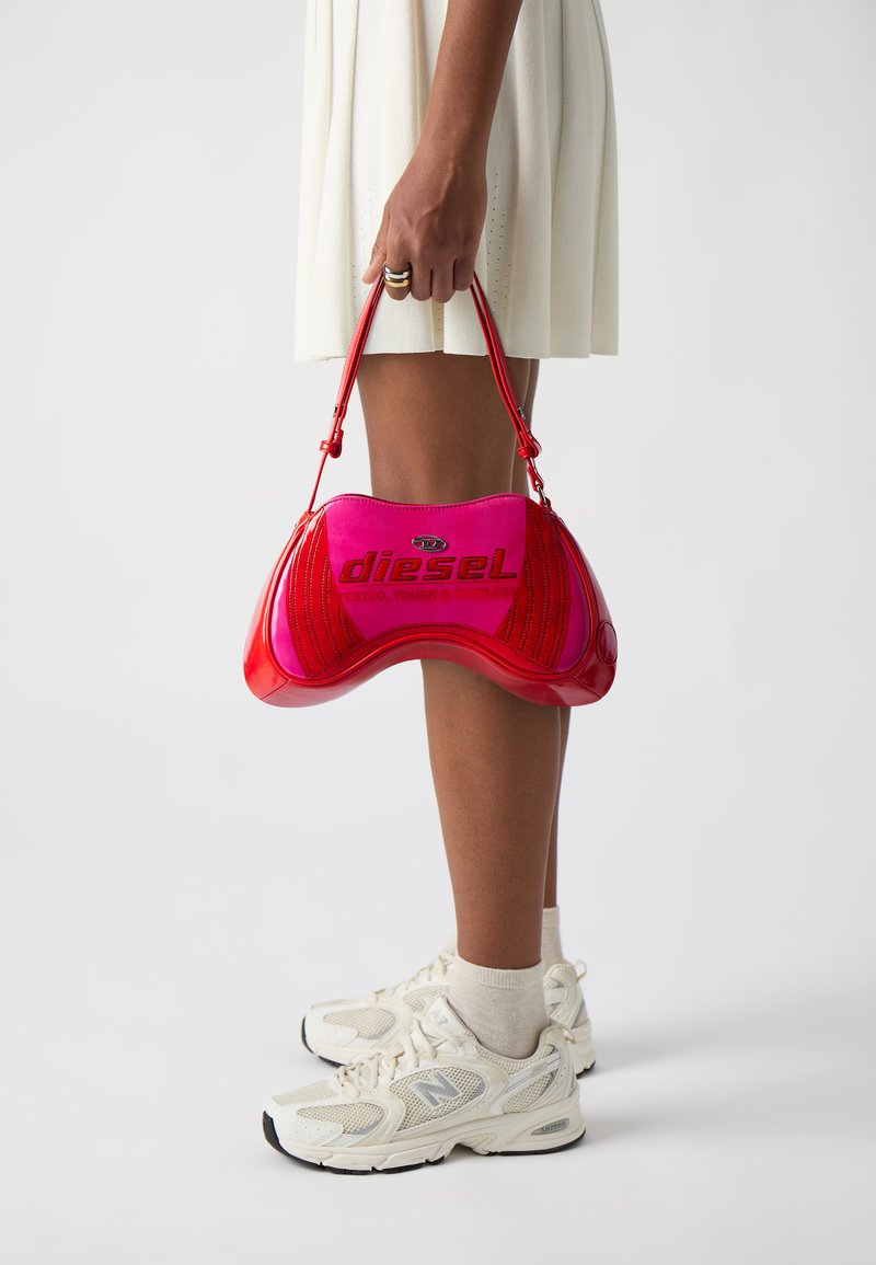 Diesel - PLAY SHOULDER - Handtasche - racing red/sea pink, Vergrößern
