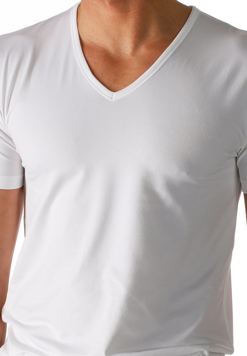 T-shirt bianco in cotone, con scollo a V, maniche corte, design aderente, texture liscia, minimo allungamento, senza grafiche, dettagli delle cuciture puliti.