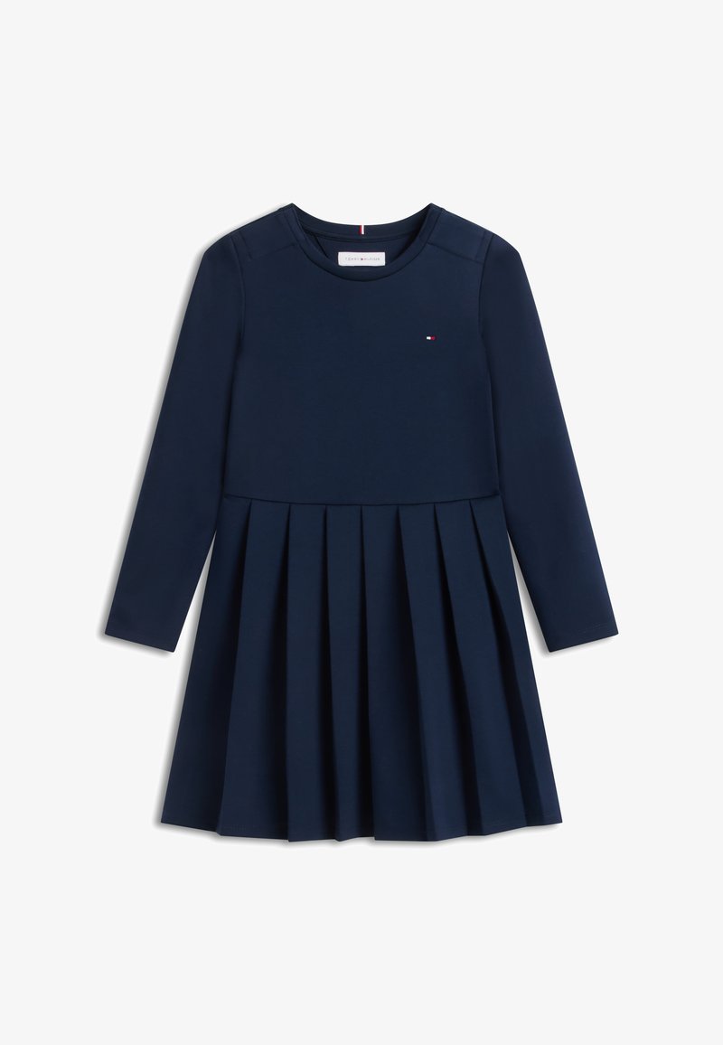 Robe bleu marine à manches longues avec jupe plissée, petit logo sur la poitrine, encolure ronde et épaules structurées.