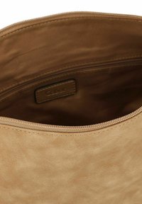 Helles Wildleder-Handtascheninnere mit glatter Textur, ausgestattet mit einem Reißverschluss und einem kleinen Logopatch mit der Aufschrift "Gabor".