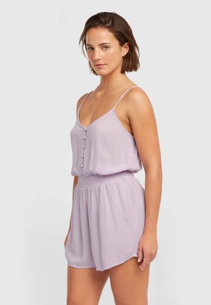 Levanduľový overal z ľahkej látky, s tenkými ramienkami, zapínaním na gombíky vpredu, elastickým pásom a voľnými šortkami.