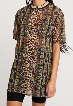Doorzichtige, oversized t-shirt met een luipaardprint, gouden kettingaccenten en bloemenpatronen, ontworpen met een zwarte kraag.