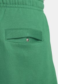 Nike Sportswear SPORTSWEAR CLUB - Pantalones deportivos - malachite white white