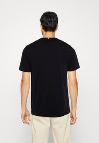 Tommy Hilfiger MONOTYPE COLLEGIATE TEE - Triko s potiskem - desert sky