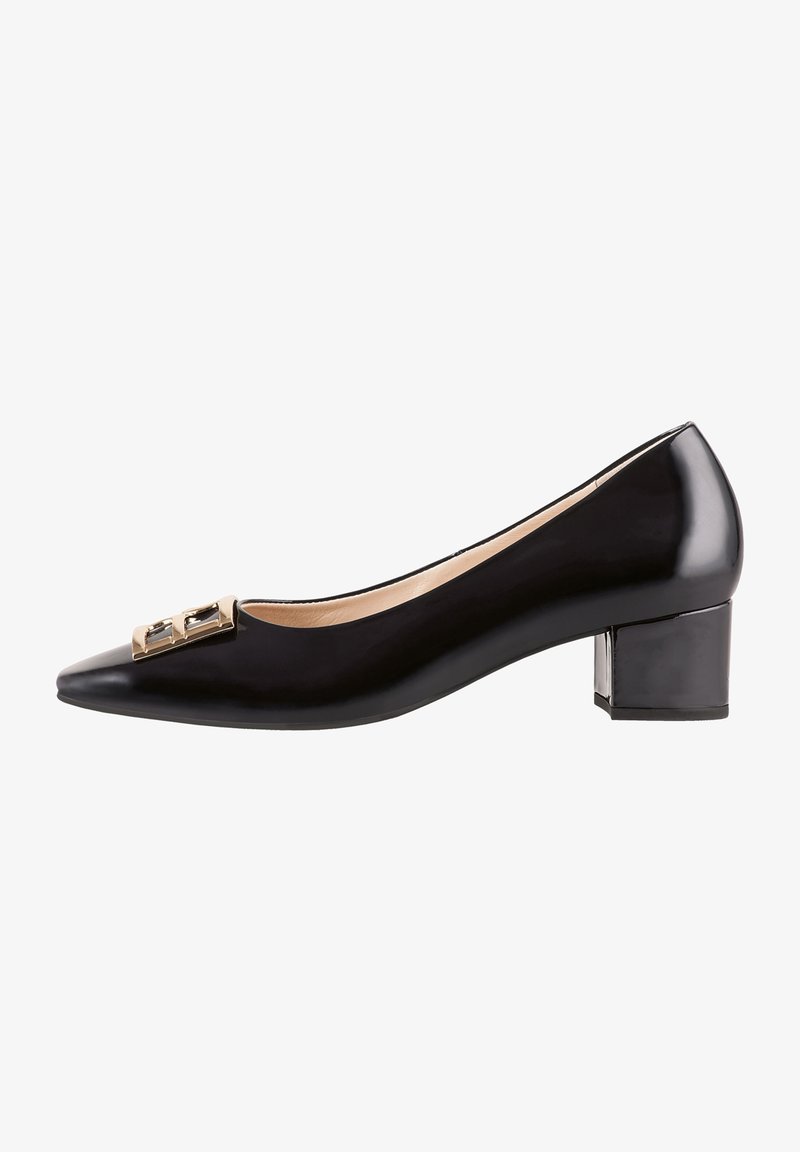 Escarpin en cuir verni noir avec bout pointu, petit talon carré et ornement en métal doré sur le dessus. Texture lisse, design minimaliste.