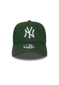 Πράσινο καπέλο μπέιζμπολ με κυρτό γείσο, διακοσμημένο με κεντημένο λευκό λογότυπο των New York Yankees στο μπροστινό μέρος και ρυθμιζόμενο λουρί.