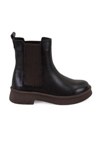 Zwarte leren enkelboot met elastische zijkanten, ronde neus en een getextureerde bruine zool. Glad oppervlak met minimale accenten.