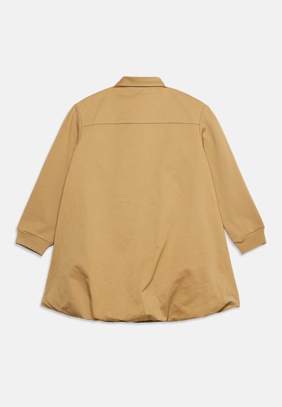 Manteau camel à manches longues avec col et poignets, montré de dos sur un fond clair uni.