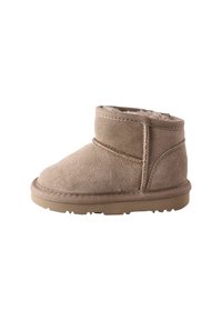 Beige mockask ankleboots med mjukt foder, rund tå och förstärkt söm. Platt gummisula med texturerat greppmönster.