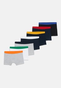 Negen paar katoenen boxershorts netjes op een rij, met diverse kleuren: grijze, witte, marineblauwe, zwarte, groene, oranje, rode, gele en blauwe taillebanden.