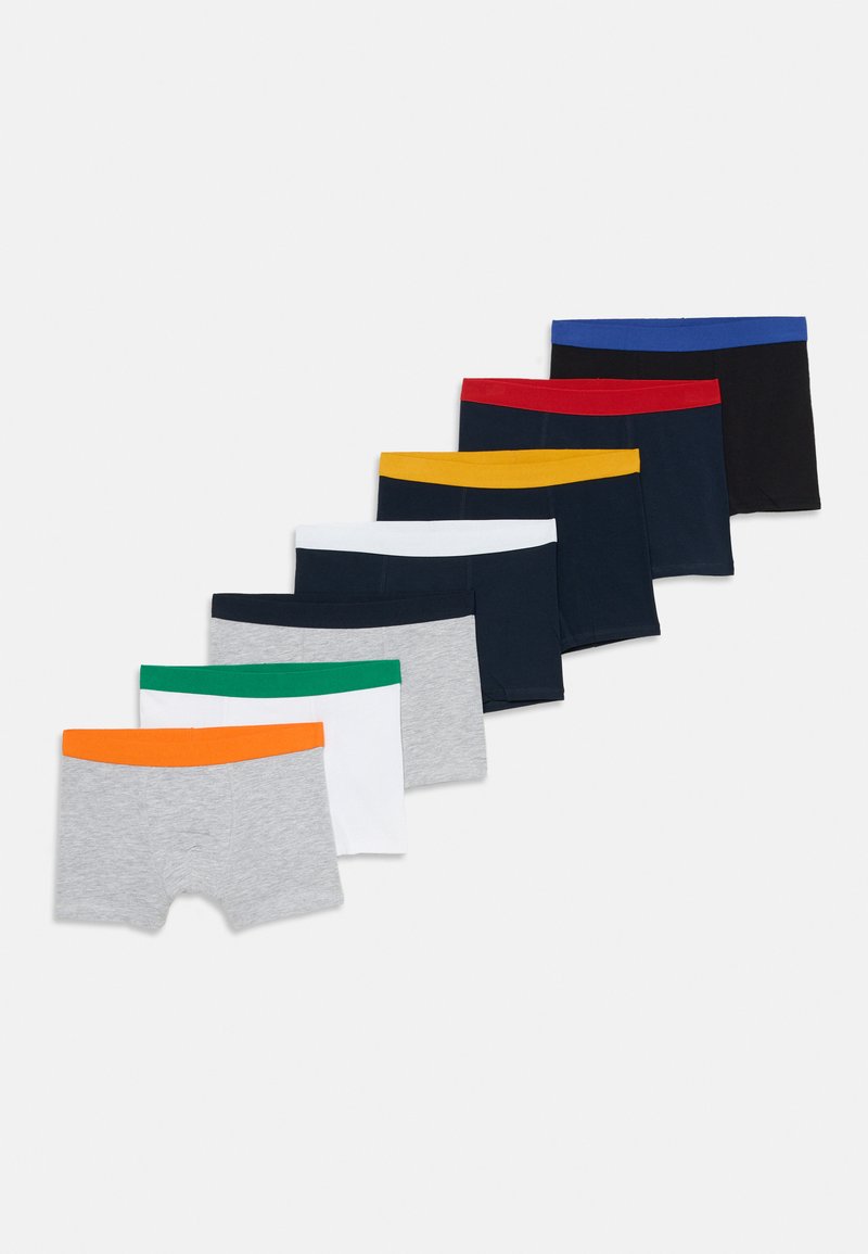 Negen paar katoenen boxershorts netjes op een rij, met diverse kleuren: grijze, witte, marineblauwe, zwarte, groene, oranje, rode, gele en blauwe taillebanden.