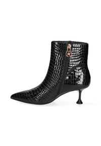 Botte de cheville en cuir verni noir avec texture crocodile, à bout pointu et talon aiguille slim. Elle dispose d'une fermeture éclair sur le côté avec un tirette de marque.