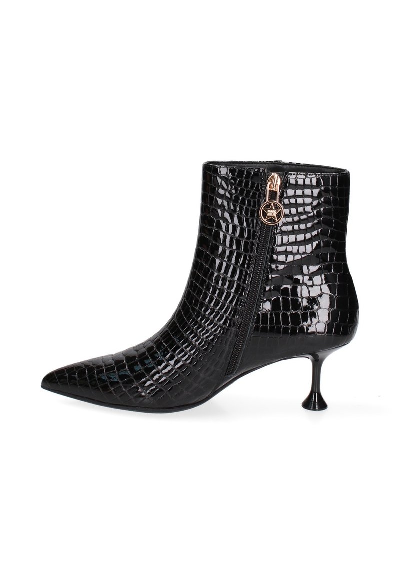 Botte de cheville en cuir verni noir avec texture crocodile, à bout pointu et talon aiguille slim. Elle dispose d'une fermeture éclair sur le côté avec un tirette de marque.