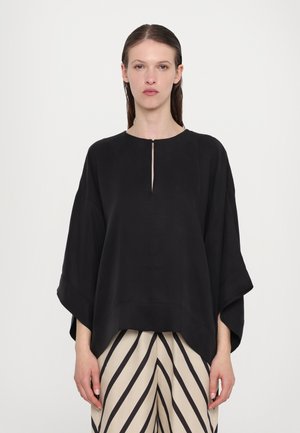 Svart, lätt top med en bred, avslappnad passform, rund halsringning och en nyckelhålsdetalj fram. Har draperade ärmar och en slät textur.
