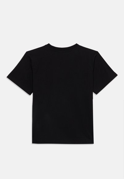 Απλό μαύρο κοντομάνικο T-shirt με στρογγυλή λαιμόκοψη, απλωμένο επίπεδα και εμφανιζόμενο από πίσω σε λευκό φόντο.