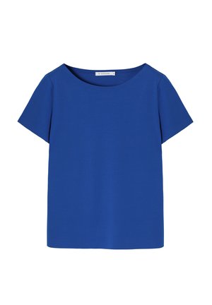 Plava pamučna majica s kratkim rukavima i širokim okruglim izrezom. Glatka tekstura, jednostavan dizajn, bez uzoraka ili naglasaka.