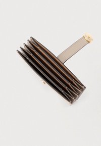 Barna bőr pénztárca hat harmonika stílusú rekesszel, arany színű fém kiegészítőkkel és levehető pánttal. Simogató tapintású, elegáns kialakítás.