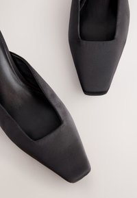 Next REGULAR FIT - FOREVER COMFORT CHISEL CLOSED TOE - Papuci înalți - black