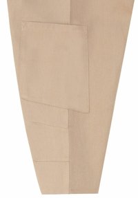 Beige plátno s postranní kapsou. Hladká textura a viditelné švy. Jednoduchý, funkční design pro praktičnost.