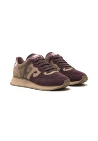 Un paio di sneakers in suede bordeaux e beige con lacci, design a onda sui lati e suole beige testurizzate su uno sfondo bianco.