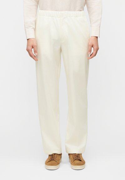 Pantalon couleur crème, coupe décontractée, avec une taille élastique. Confectionné dans un tissu lisse, il présente des jambes droites et aucun motif visible.