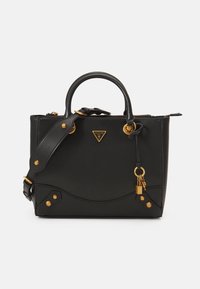 Sac à main noir en cuir lisse, avec un logo doré, des éléments décoratifs et une bandoulière amovible. Comprend une fermeture éclair et un charm.
