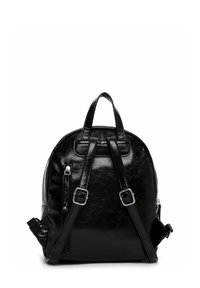 Svart ryggsäck i konstläder med rundad form, två axelremmar, topphandtag och en framficka med dragkedja och silverfärgade detaljer.