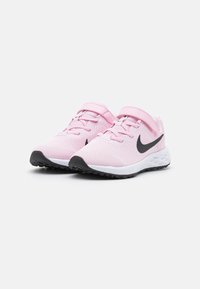 Scarpe da ginnastica rosa con tomaia in rete, dettagli neri e suola in gomma. Presentano una cinghia a strappo e un tradizionale sistema di lacci.