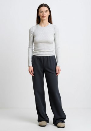 - Spodnie treningowe